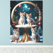 Whimsischer Weihnachtskittens auf Gold Stand Leinwanddruck (Insitu (Holzboden))