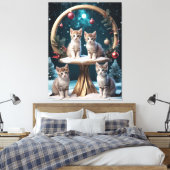 Whimsischer Weihnachtskittens auf Gold Stand Leinwanddruck (Insitu (Schlafzimmer))