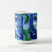 Whimsisches Abstraktes Eule Blaues grünes Blau Kaffeetasse (Mittel)