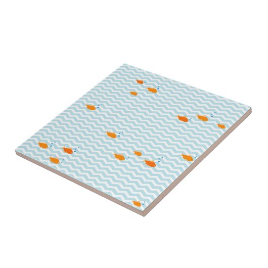 Whimsisches Blau Zickzack mit Goldfisch Fliese (Seite)