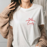 Whimsisches Coquette-Bugkon-Brautparty T-Shirt<br><div class="desc">Whimsikaler Coquette-Bogen,  die das moderne boho elegante stilvolle handgeschriebene Brautparty oder Junggeselinnen-Abschied Dekoration passend T - Shirt Design. Zeitgenössische Sammlung Rot und Rosa.</div>