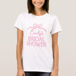 Whimsisches Coquette-Bugkon-Brautparty T-Shirt<br><div class="desc">Whimsikaler Coquette-Bogen,  die den Knoten modernen boho elegante stilvolle handgeschriebene Brautparty Gastgeschenk Dekoration passend T - Shirt Design. Zeitgenössische Sammlung Rot und Rosa.</div>