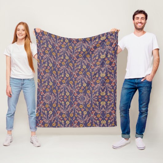 Whimsisches florales Design mit Reben auf violette Fleecedecke (Beispiel)