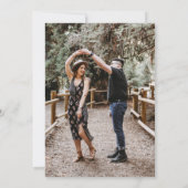 Whimsisches Foto Aquarellkatze Pink Weiße Blüte Einladung (Rückseite)