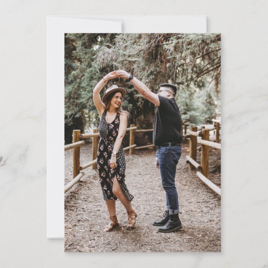 Whimsisches Foto Aquarellkatze Pink Weiße Blüte Einladung (Rückseite)