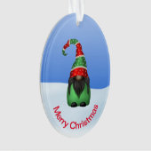 Whimsisches Gnome an einem schneebedeckten Weihnac Ornament (Vorderseite)