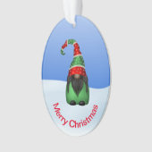 Whimsisches Gnome an einem schneebedeckten Weihnac Ornament (Vorderseite)