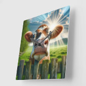 Whimsisches Kuh-Peering über Zaun Quadratische Wanduhr (Winkel)