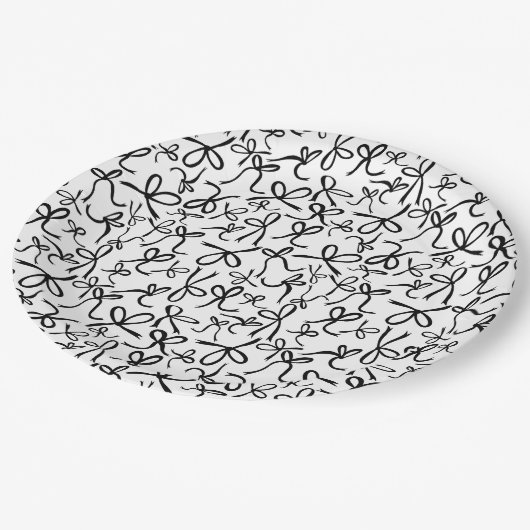 Whimsisches Niedliches B&W Bows Muster Brautparty Pappteller (Schrägansicht)