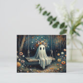 Whimsisches Niedliches Gespenst mit Blumenkronen a Postkarte (Stehend Vorderseite)