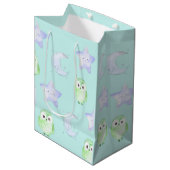 Whimsisches Owl Mittlere Geschenktüte (Vorderseite Schrägansicht)