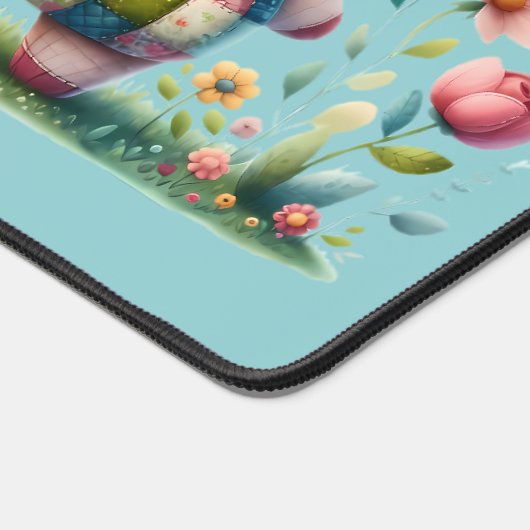 Whimsisches Patchwork Schweinefleisch im Blumengar Schreibtischunterlage (Ecke)