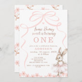 Whimsisches Pink Bow Tutu etwas Bunny Birthday Einladung (Vorne/Hinten)