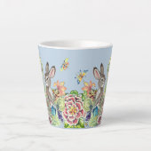 Whimsisches Rabbit Blue Chinoiserie Blumenstrauß Milchtasse (Vorderseite)