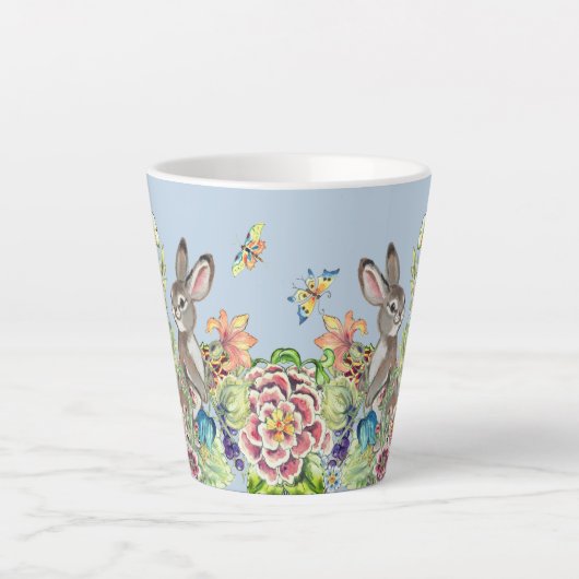 Whimsisches Rabbit Blue Chinoiserie Blumenstrauß Milchtasse (Vorderseite)