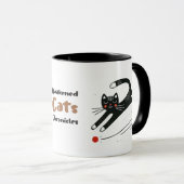 Whimsisches schwarzes Katzen jagen roter Punkt Tasse (VorderseiteRechts)