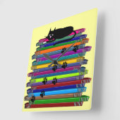 Whimsisches Schwarzes Katzen und Bücher Uhr (Winkel)