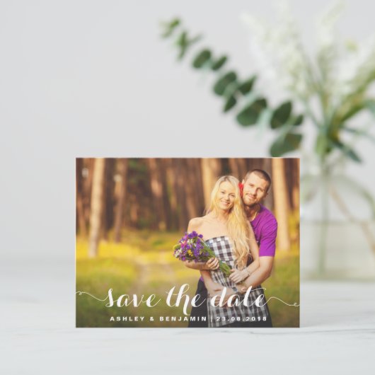 Whimsisches Script-Foto Save the Date Postkarte (Stehend Vorderseite)