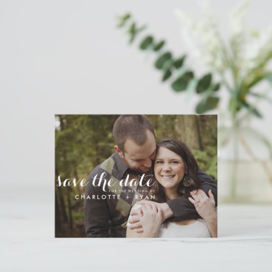 Whimsisches Script-Foto Save the Date Postkarte (Stehend Vorderseite)