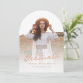 Whimsisches Skript | Chic Foto Graduation Party Einladung (Stehend Vorderseite)