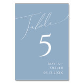 Whimsisches Skript | Dusty Blue Tischnummer (Vorderseite)