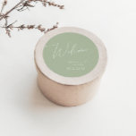 Whimsisches Skript | Sage Green Wedding Welcome Runder Aufkleber<br><div class="desc">Einführung in unser atemberaubendes whimsical-Skript | Salbeigrün Hochzeitsempfang klassischer Rundaufkleber, perfekt für Ihre einfache moderne Boho Frühlingsfeier. Unser elegantes Design umfasst eine lebendige, helle, pastellfarbene Farbpalette mit einem Vintagen, schicken Kalligraphieskript. Ob Sie einen minimalistischen oder klassischen Stil bevorzugen, unser einzigartiges, bearbeitbares Produkt bietet Luxus und Eleganz, perfekt um eine stilvolle...</div>