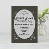 Whimsy Goth Geburtstagsfeier witzig gotisch Einladung (Stehend Vorderseite)