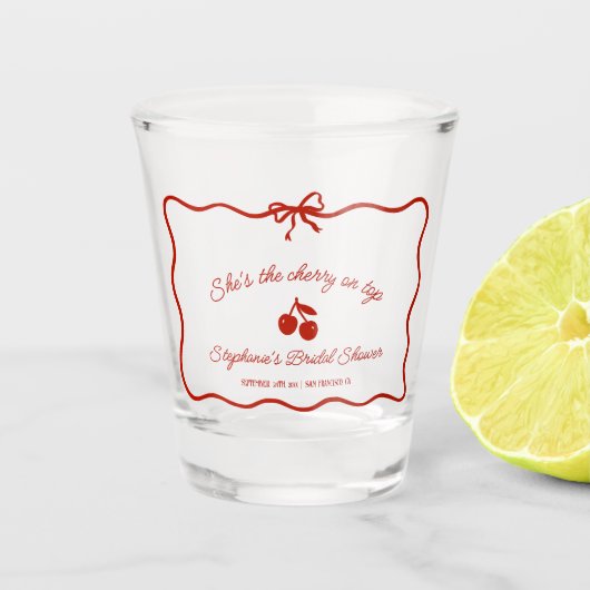 Whimsy Red She is the Cherry on Top Brautparty Schnapsglas (Vorderseite)