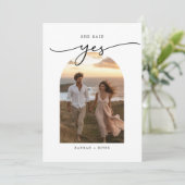 Whimsy Script Rustikales Cliffside Foto Brautparty Einladung (Stehend Vorderseite)