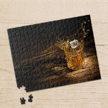 Whiskey auf den Felsen Puzzle<br><div class="desc">Puzzle eines Eiswürfels, der auf einem rustikalen Holztisch in ein Kristallglas spritzt. Wählen Sie aus den verschiedenen verfügbaren Größen.</div>