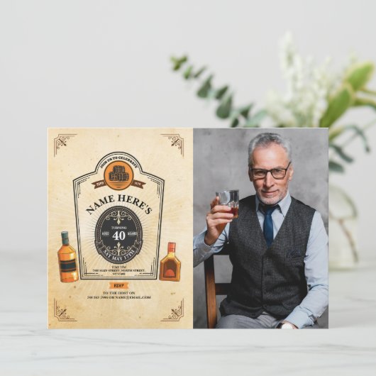 Whiskey Birthday Aged to Perfect Foto Mens Einladung (Stehend Vorderseite)