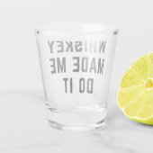 Whiskey hat mich dazu gebracht, es zu funny Zitat Schnapsglas (Rückseite)