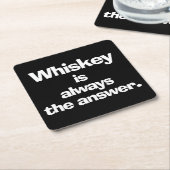 Whiskey ist immer die Antwort Schwarz Rechteckiger Pappuntersetzer (angewinkelt)