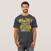 Whiskey kommt in Weisheit aus dem sonnigen Schottl T-Shirt (Vorne ganz)