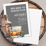 Whiskey Men's Birthday Party Einladung<br><div class="desc">Klassische Whisky-Themed Men's Birthday Einladung. Feiern Sie 50 Jahre mit dieser raffinierten und maskulinen Einladung und präsentieren Sie eine große Whisky-Flasche mit Wasserfarbe und Glas auf der rechten Seite für eine moderne Drehung. "He's Aged to Perfection" wird in einer Mischung aus klassischen Serifen und Not leidenden Schriftart an der Spitze...</div>