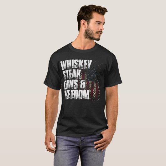 Whiskey Steak Guns Freedom Patriotic Flag Geschenk T-Shirt (Vorne ganz)