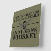 Whiskey-Zitate mit lustigen bärtigen Redewendungen Quadratische Wanduhr (Winkel)