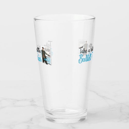 Whisky-Bullet auf dem Weg zum Trinken Glas (Rechts)