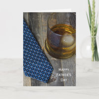 Whisky-Getränk und Krawatte aus Holz