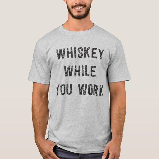 Whisky, während Sie arbeiten T-Shirt (Vorderseite)