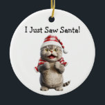 Whiskys und Winter Cheer Cat Ornament<br><div class="desc">Cat Kitten Kitty Xmas Tree Verschönerung für Katzen Liebhaber Feline Geschenk sammelbar. Dieses Funny Cat Weihnachtsschmuck hat eine Mischous Cat. Dieser Whimsical Kitten kann seinen Augen nicht glauben, wenn er den Weihnachtsmann sieht! Feiern Sie mit diesem Cat Lovers Weihnachtsgeschenk Ihre verrückten und ganz phantastischen Feline Friends! Humorvolle Kitty in einer...</div>