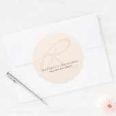 Whisper Pink Elegant Minimalistisches Monogramm Runder Aufkleber (Umschlag)