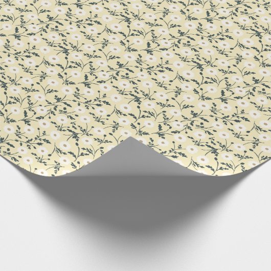 Whispering Meadow - Butter Yellow Floral Pattern Geschenkpapier (Ecke)