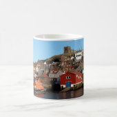 Whitby mit altem Rettungsboothaus Kaffeetasse (Mittel)