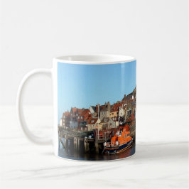 Whitby mit altem Rettungsboothaus Kaffeetasse