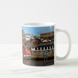 Whitby mit altem Rettungsboothaus Kaffeetasse