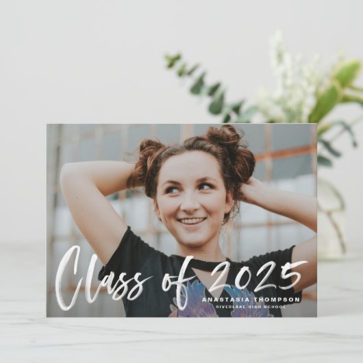 White 2025 Brush Lettering Foto Abschluss Einladung (Stehend Vorderseite)