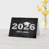 White 2026 Graduation Cap On Black Leather Karte (Gelbe Blume)