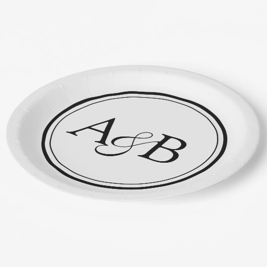 White and Black Monogram and Ampersand Couple's Pappteller (Schrägansicht)