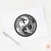 White and Black Yin Yang Dragons Runder Aufkleber (Umschlag)